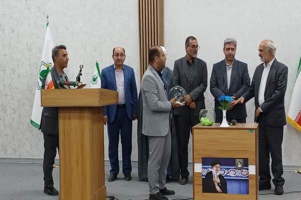 قرعه‌کشی تخصیص زمین به ۴۷ خانوار مشمول قانون جوانی جمعیت در تیران و کرون استان اصفهان همزمان با هفته دولت