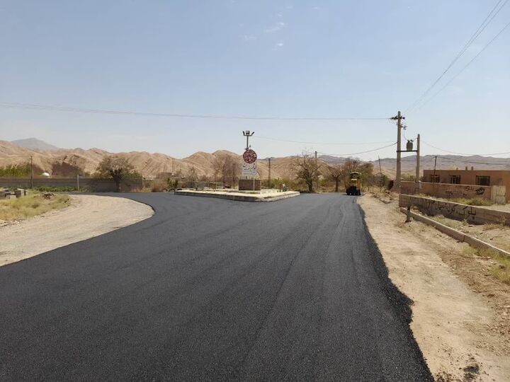 آغاز عملیات روکش آسفالت گرم ۲۰ کیلومتر از محورهای روستایی شهرستان‌های گرمسار و آرادان