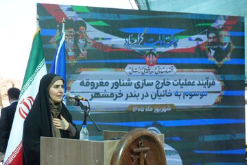 ببینید|فرآیند عملیات خارج سازی کشتی غرق شده موسوم به خانیان در بندر خرمشهر