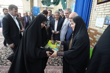 ویدیو| آیین واگذاری اسناد مالکیت ۲۴۰ واحد مسکونی کوی بلوکی‌ها در شهر بندر امام خمینی (ره) پس از ۵۰ سال