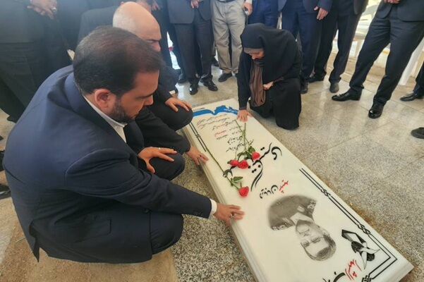 ادای احترام وزیر راه و شهرسازی به مقام  شامخ شهدای استان خوزستان و شهید «تنگسیری»