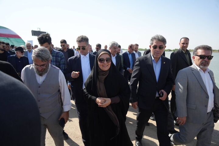 بازدید وزیر راه و شهرسازی از روند خارج‌سازی بزرگ‌ترین مغروقه کشتی در بندر خرمشهر