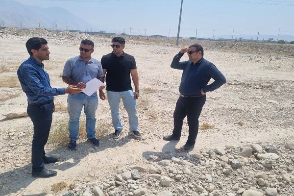 تحویل زمین در خورموج و کاکی استان بوشهر به پیمانکار برای احداث ۲ مدرسه