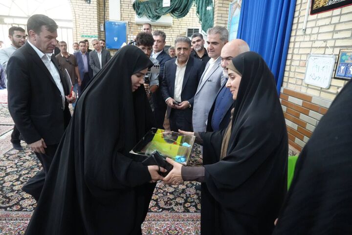 ویدیو| آیین واگذاری اسناد مالکیت ۲۴۰ واحد مسکونی کوی بلوکی‌ها در شهر بندر امام خمینی (ره) پس از ۵۰ سال