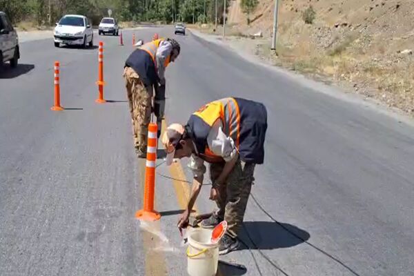 ویدیو | اجرای نصب مسیرنمای گل میخ ، ایمن سازی و آشکارسازی خطوط جاده در محور کرج به کندوان حوزه راهداری گچسر