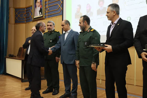 ببینید|تجلیل از مدیرکل راهداری و حمل‌ونقل جاده‌ای گیلان در همایش روز قشر بسیج کارمندان و هفته دولت