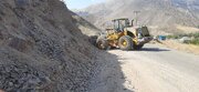 ببینید/ اجرای عملیات ریزش‌برداری و شانه‌سازی محور روستایی سنگان توسط راهداران طارم در استان قزوین