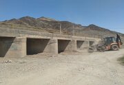 ببینید / عملیات پاکسازی و بازگشایی دهانه پل ها در سطح محورهای استان کرمان