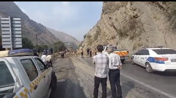 ویدیو | انعکاس تلاش بهنگام راهداران  استان مازندران جهت  پاکسازی و بازگشایی محور ارتباطی هراز در پی وقوع سیلاب و ریزش سنگ توسط کاربران جاده‌ای 
🔹️ زمان : ۱۷ شهریور ماه