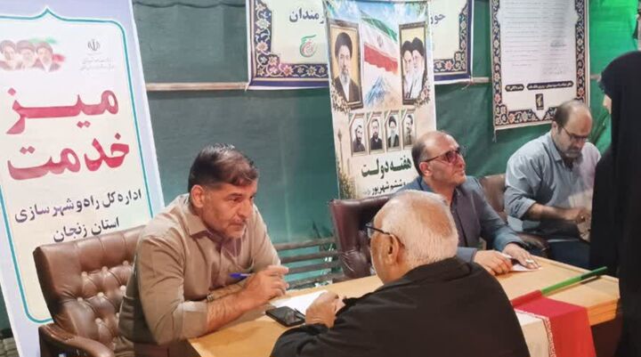 برگزاری میز خدمت اداره کل راه و شهرسازی استان زنجان در پیاده‌راه سبزه‌میدان