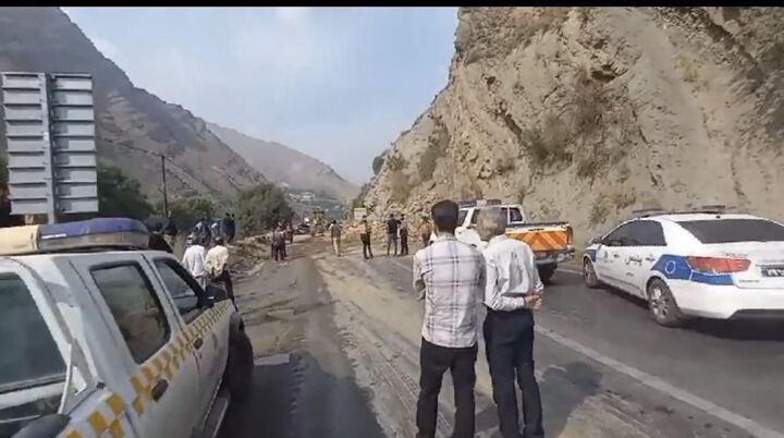 ویدیو | انعکاس تلاش بهنگام راهداران  استان مازندران جهت  پاکسازی و بازگشایی محور ارتباطی هراز در پی وقوع سیلاب و ریزش سنگ توسط کاربران جاده‌ای 
🔹️ زمان : ۱۷ شهریور ماه