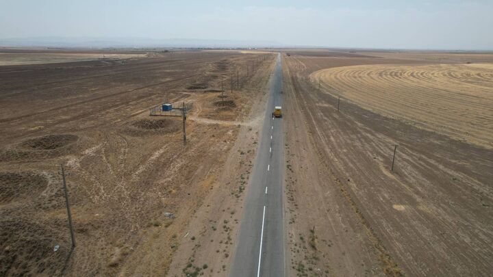 اجرای خط‌کشی محور روستایی قزل‌آباد در شهرستان فامنین