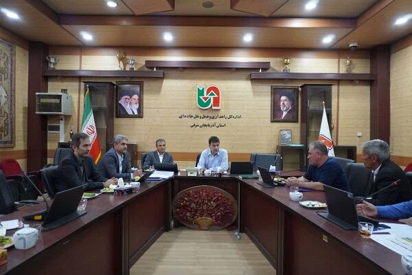 نشست مدیرکل راهداری و حمل‌ونقل جاده‌ای آذربایجان شرقی با  پیمانکاران آزادراه تبریز - زنجان