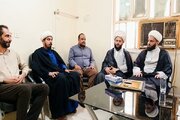 ببینید| آیین تقدیر امام جمعه شهرستان هویزه از رئیس اداره راه وشهرسازی شهرستان جهت اخذ سند تک برگ دفتر امام جمعه و مصلی نماز جمعه پس از بیست سال