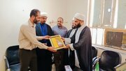 ببینید| آیین تقدیر امام جمعه شهرستان هویزه از رئیس اداره راه وشهرسازی شهرستان جهت اخذ سند تک برگ دفتر امام جمعه و مصلی نماز جمعه پس از بیست سال