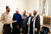 ببینید| آیین تقدیر امام جمعه شهرستان هویزه از رئیس اداره راه وشهرسازی شهرستان جهت اخذ سند تک برگ دفتر امام جمعه و مصلی نماز جمعه پس از بیست سال