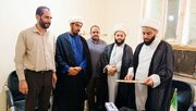 ببینید| آیین تقدیر امام جمعه شهرستان هویزه از رئیس اداره راه وشهرسازی شهرستان جهت اخذ سند تک برگ دفتر امام جمعه و مصلی نماز جمعه پس از بیست سال