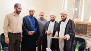 ببینید| آیین تقدیر امام جمعه شهرستان هویزه از رئیس اداره راه وشهرسازی شهرستان جهت اخذ سند تک برگ دفتر امام جمعه و مصلی نماز جمعه پس از بیست سال