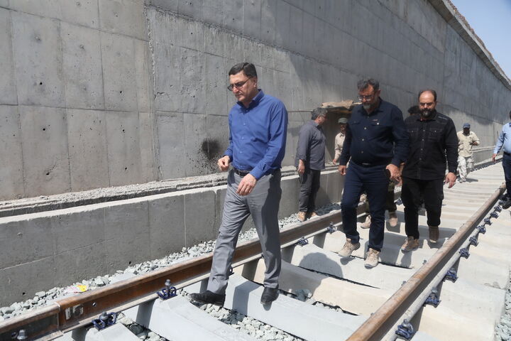ببینید| بازدید از عملیات روسازی راه‌آهن چابهار-زاهدان