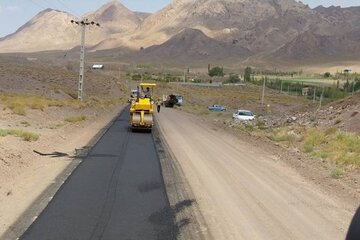 آغاز اجرای عملیات آسفالت دو کیلومتر از راه روستایی منطقه گور در ساردوئیه جیرفت