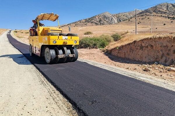 فتوکلیپ| اجرای عملیات آسفالت در محورهای روستایی شهرستان شیروان توسط اداره‌کل راهداری و حمل‌ونقل جاده‌ای خراسان شمالی