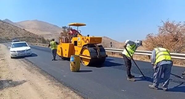 آغاز عملیات روکش آسفالت سه راهی بناب به گیلوان در استان زنجان