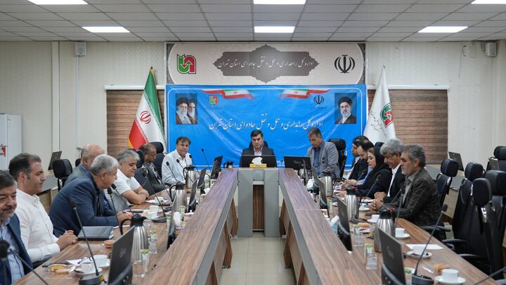 جلسه هم اندیشی با  تشکل های صنفی بخش حمل و نقل جاده ای استان تهران