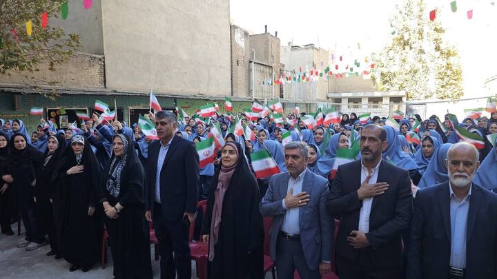 زنگ آغاز سال تحصیلی با حضور وزیر راه و شهرسازی در مدرسه شهدای هشتم شهریور نواخته شد