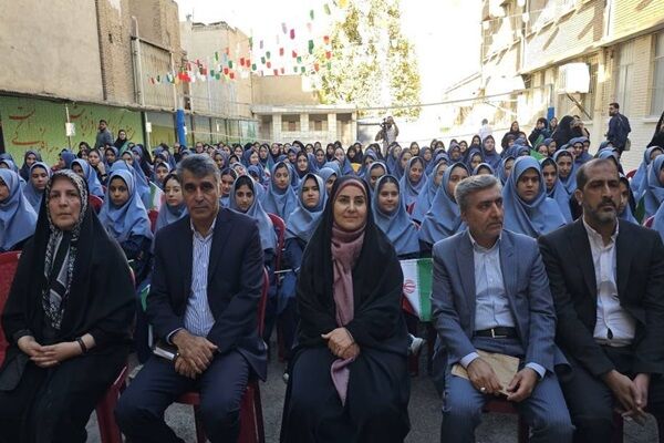 وزیر راه و شهرسازی به مدرسه‌ شهدای هشتم شهریور رفت