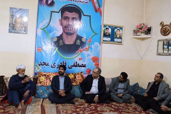 دیدار  سرپرست شرکت عمران رامشار از خانواده شهید مصطفی قادری‌مجد در هفته دفاع مقدس