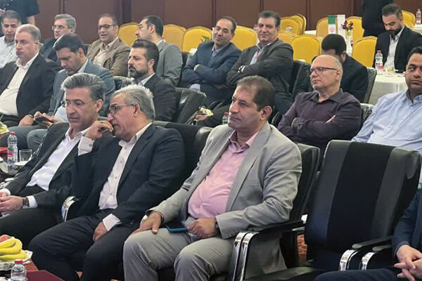 قدردانی از مدیرکل راه و شهرسازی استان اصفهان در همایش تخصصی قیرهای اصلاح‌شده