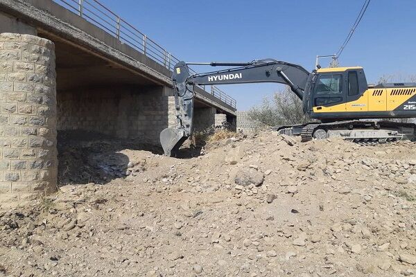 پاکسازی و لایروبی ۳۰۰۰ دستگاه پل در محورهای لرستان