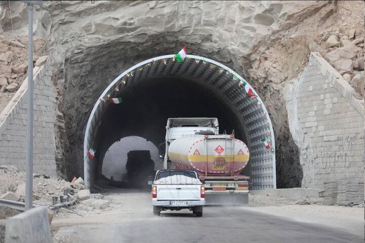 بازدید وزیر راه و شهرسازی از تونل شهید میرزایی در محور بندرعباس- سیرجان