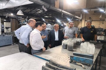 بازدید معاون ناوگان راه‌آهن از واحدهای تولیدی قطعات ریلی در کاشان/ تأکید بر حمایت راه‌آهن از تولیدکنندگان داخلی قطعات ناوگان ریلی