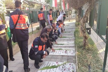 ببینید|همزمان در هفته دفاع مقدس آئین غبار روبی و تجدید میثاق با شهدا در مزار شهدای امام زاده محمد (ع) حصارک