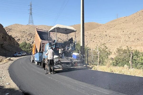 آغاز عملیات روکش آسفالت محور دو راهی آتشگاه – برغان به سمت روستای آتشگاه
