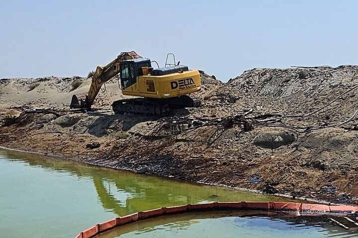 پاکسازی کامل آلودگی نفتی کانال پرورش میگوی روستای کندال پس از لکه‌گیری/ استقرار شبانه‌روزی تیم‌های مقابله با آلودگی دریایی و جوامع محلی