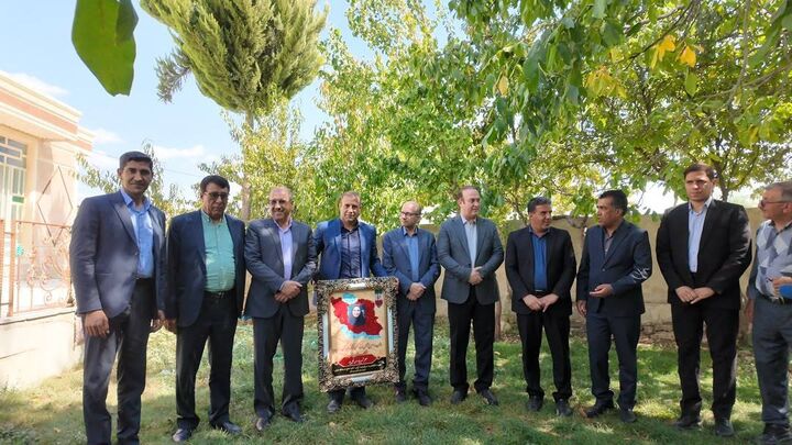 حضور مدیران شرکت آزمایشگاه فنی و مکانیک خاک در منزل مدیر شهید مدرسه میناب
