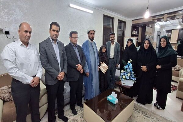 دیدار مسئولان اداره کل راه و شهرسازی سیستان و بلوچستان با یکی از خانواده شهدا