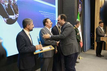 قدردانی استاندار قزوین از عملکرد و خدمات مدیرکل راه و شهرسازی استان در اجرای نهضت ملی مسکن