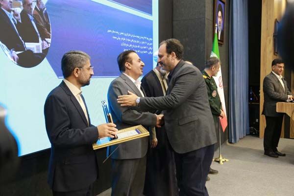 قدردانی استاندار قزوین از عملکرد و خدمات مدیرکل راه و شهرسازی استان در اجرای نهضت ملی مسکن