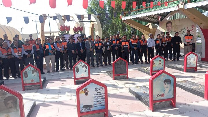 غبارروبی و گلباران گلزار شهدای شهرستان جیرفت توسط راهداران جنوب کرمان