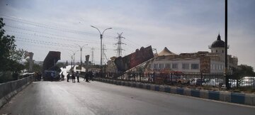 ترافیک و انسداد مقطعی در محور تهران-جاجرود بر اثر برخورد کشنده با پل عابر پیاده.