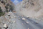 ببینید|عملیات رهاسازی سنگ های معلق (لق گیری سنگ)در محور روستایی کرج کندوان