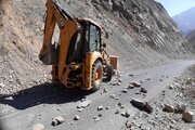 ببینید|عملیات رهاسازی سنگ های معلق (لق گیری سنگ)در محور روستایی کرج کندوان