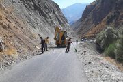 ببینید|عملیات رهاسازی سنگ های معلق (لق گیری سنگ)در محور روستایی کرج کندوان