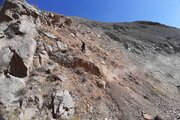 ببینید|عملیات رهاسازی سنگ های معلق (لق گیری سنگ)در محور روستایی کرج کندوان