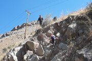 ببینید|عملیات رهاسازی سنگ های معلق (لق گیری سنگ)در محور روستایی کرج کندوان