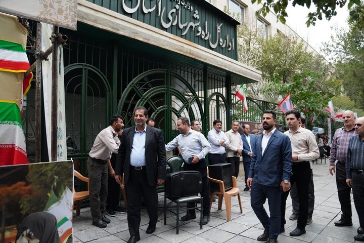 ببینید/حضور مدیرکل و رئیس شورای هماهنگی راه و شهرسازی و کارکنان راه و شهرسازی اصفهان در رزمایش «جانفدایان اصفهان؛ نصف جهان»