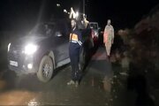 ببینید |  تلاش راهداران گچسر برای پاکسازی سیلاب  شب گذشته محور کرج کندوان و محور روستایی خور